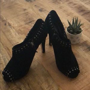 🆕 SAKS 5th AVE Suede Heels SZ 8.5